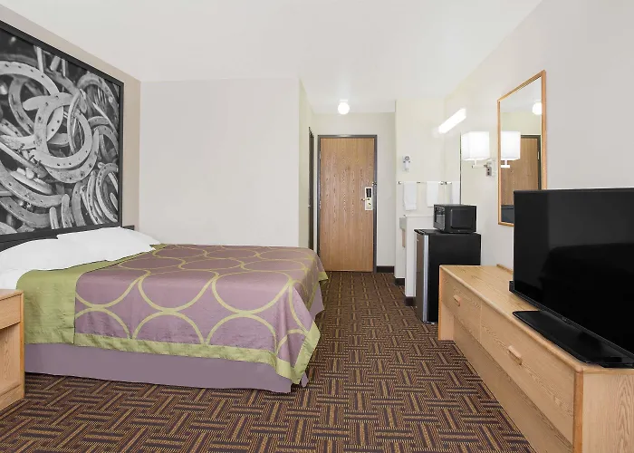 Super 8 By Wyndham Bloomfield