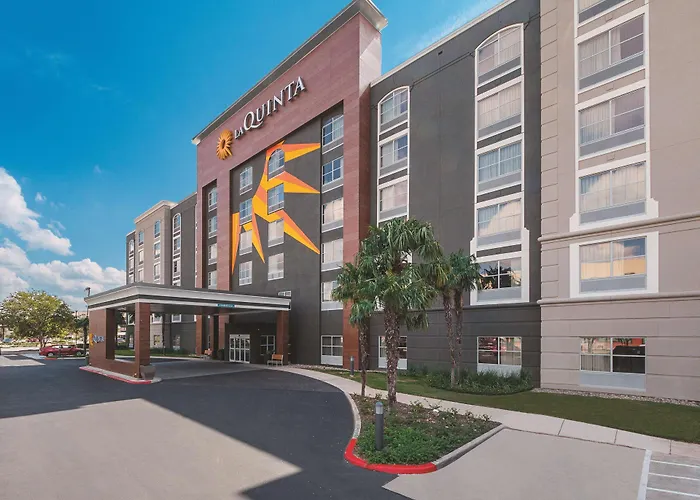 La Quinta Inn & Suites By Wyndham San Antonio Downtown