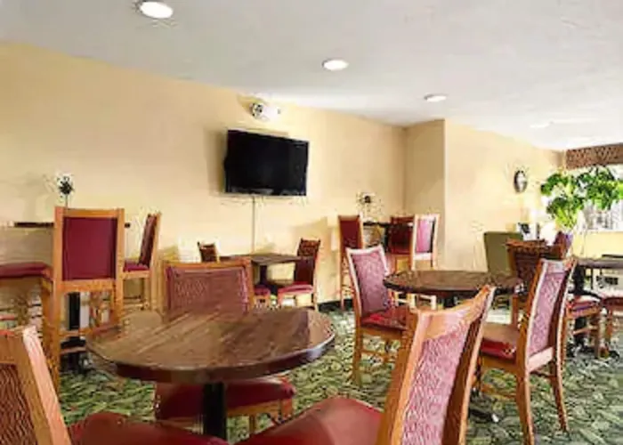 Days Inn & Suites By Wyndham Lafayette In