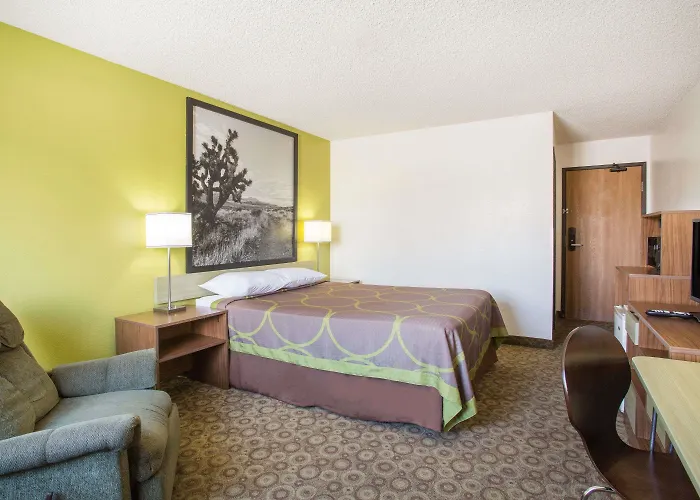 Super 8 By Wyndham Kingman