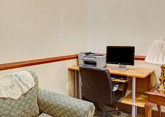Days Inn & Suites By Wyndham Louisville Sw