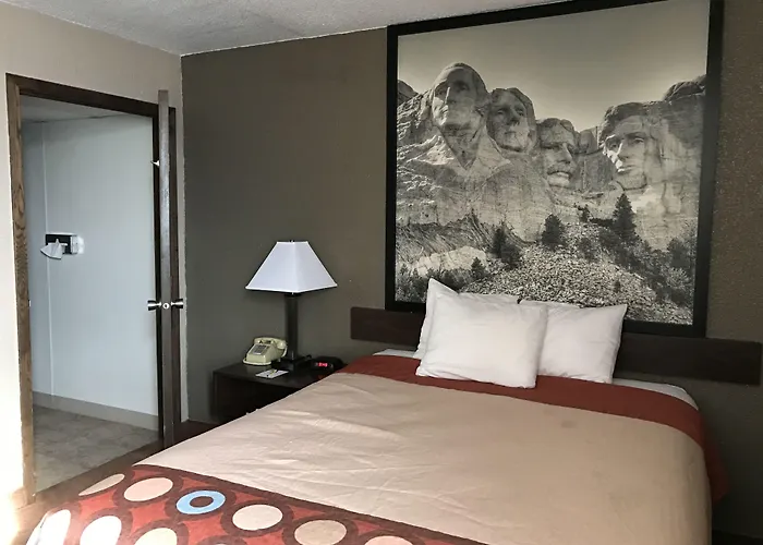 Super 8 By Wyndham Redfield