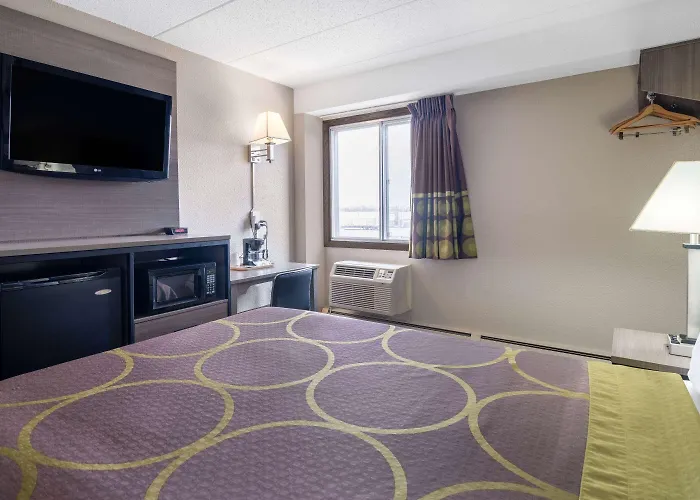 Super 8 By Wyndham Owatonna