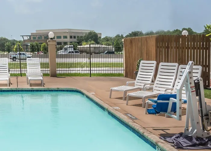 Super 8 By Wyndham San Marcos