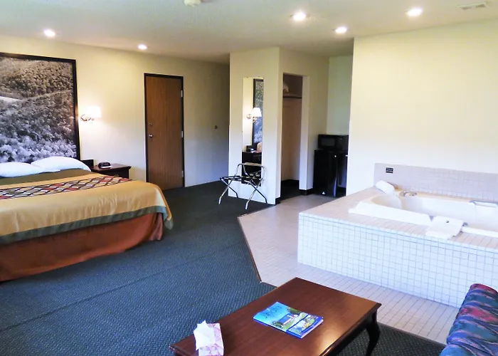 Super 8 By Wyndham Burnham/Lewistown