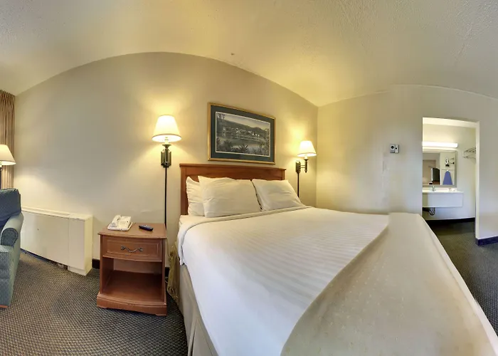 Days Inn By Wyndham Cedar Falls- University Plaza