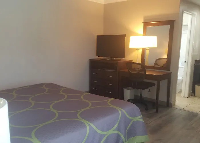 Super 8 By Wyndham Los Angeles-Culver City Area