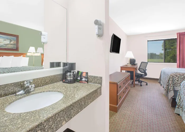 Days Inn & Suites By Wyndham Brinkley