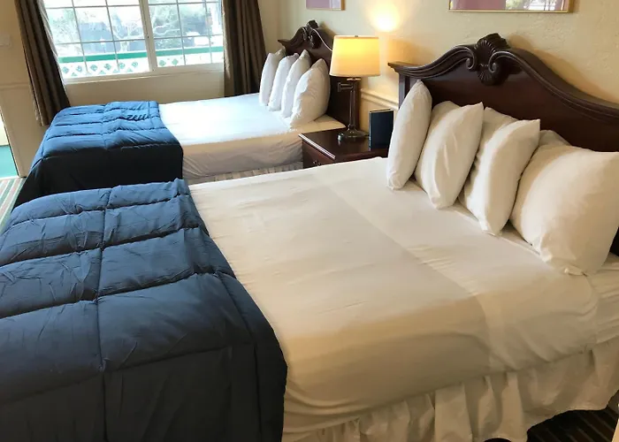 Monterey Pines Inn