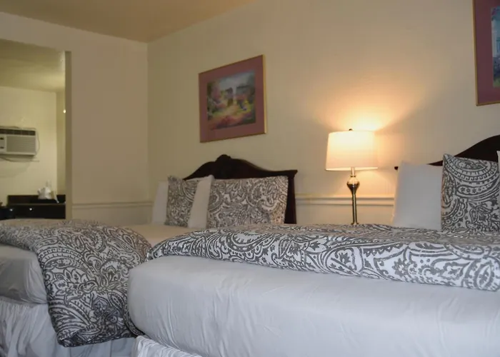 Monterey Pines Inn