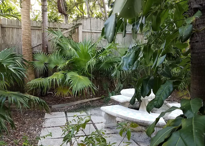 Alexander Palms Court - No Hidden Resort Fees!
