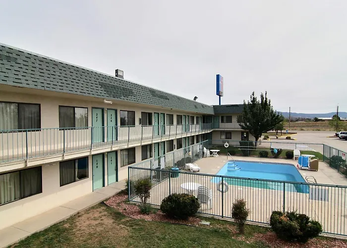 Travelodge By Wyndham Raton