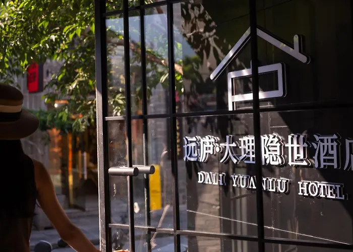 Dali Yuanlu Hanging Garden Hotel, Located In The Center Of Dali Old City, Has Rich Cultural Heritage, Convenient Travel, Butler Service, Free Parking, Free Breakfast, Afternoon Tea, Coffee, Mini Bar, And Traditional Chinese Tea