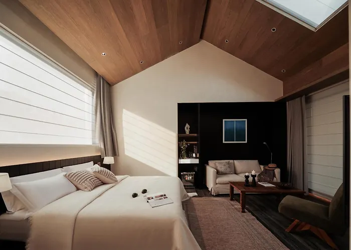 Dali Yuanlu Hanging Garden Hotel, Located In The Center Of Dali Old City, Has Rich Cultural Heritage, Convenient Travel, Butler Service, Free Parking, Free Breakfast, Afternoon Tea, Coffee, Mini Bar, And Traditional Chinese Tea