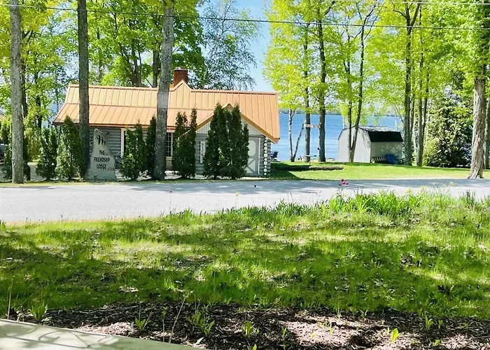 Long Lake Cottage-Hot Tub-Pet Friendly-Near Alpena