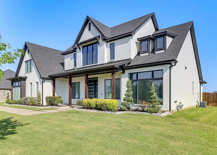 Luxe Retreat W/ Patio & Fenced Yard In Waxahachie!