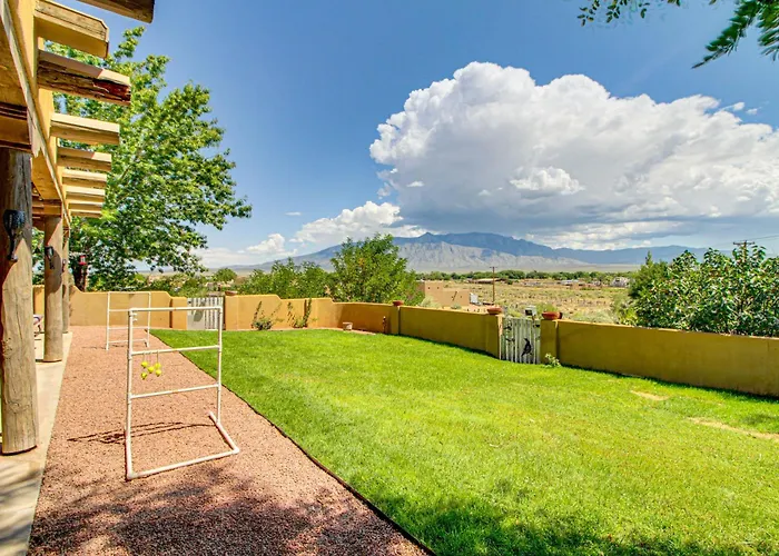 Stunning Sandia Mtn Views: Rio Rancho Retreat