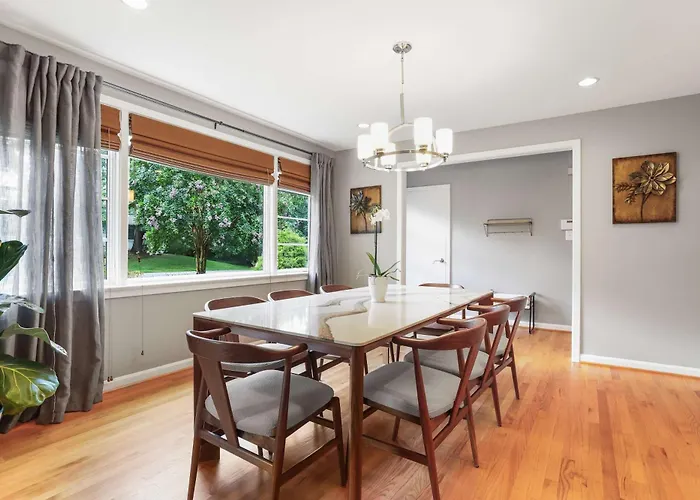 Sojourn Beautiful Family Home With Beach Access & Backyard