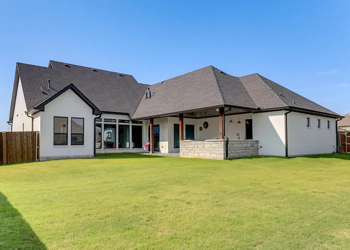 Luxe Retreat W/ Patio & Fenced Yard In Waxahachie!