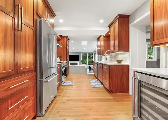 Sojourn Beautiful Family Home With Beach Access & Backyard