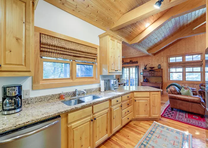 Scenic Mtn & Fairway Views: Cozy Cashiers Getaway