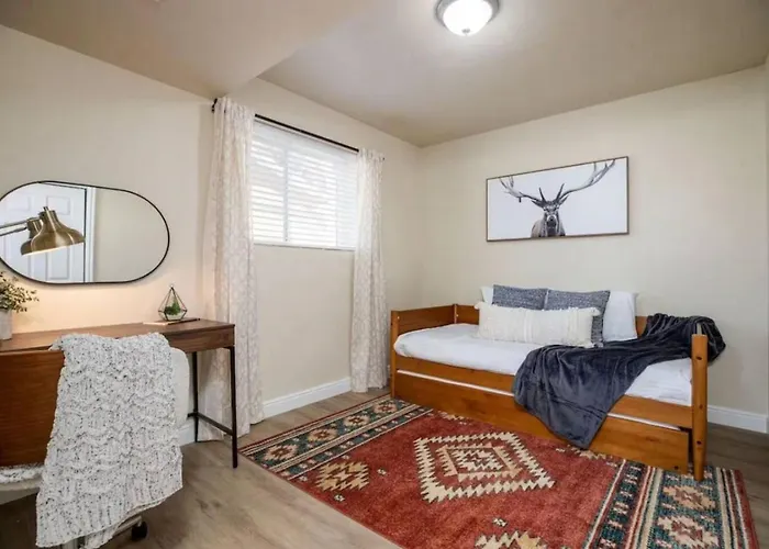 Apres Abode • Pet-Friendly Ski Retreat W/ Hot Tub