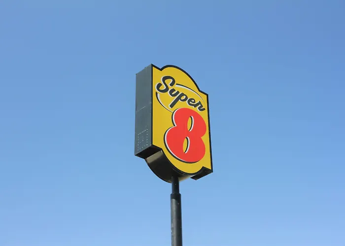 Super 8 By Wyndham Wells