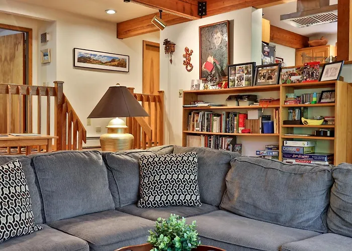 Lakewood Lodge - 4Br, 2Ba Ski Home - Private Hot Tub, Wood Fire, Kent Pond & Ev Charger