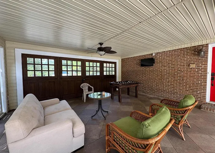 Sunlit Hideaway 3Br 2Ba House Pool