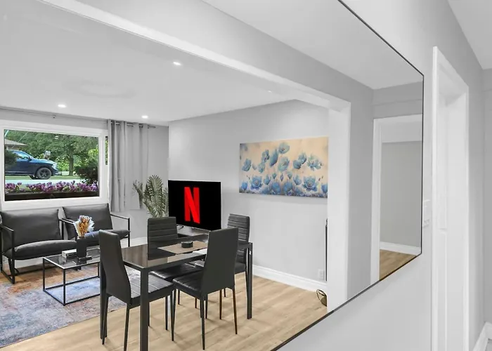 Stylish 3 Bedroom Apt With Free Parking, Wifi And Patio