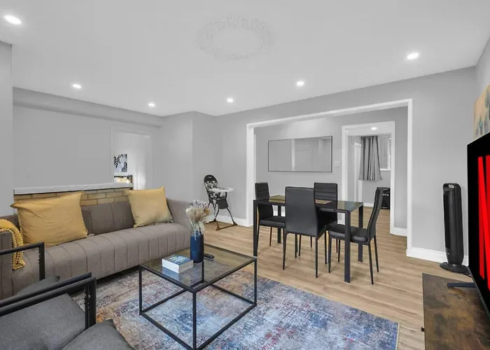 Stylish 3 Bedroom Apt With Free Parking, Wifi And Patio