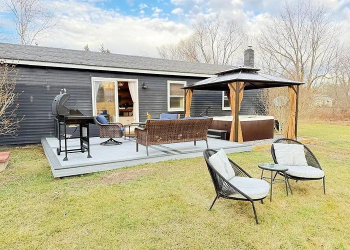 Vibing Hudson Retreat Pet-Friendly W Hot Tub