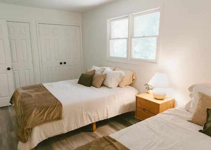 "Morning View 4” Cozy Modern Stay - College/Hiking