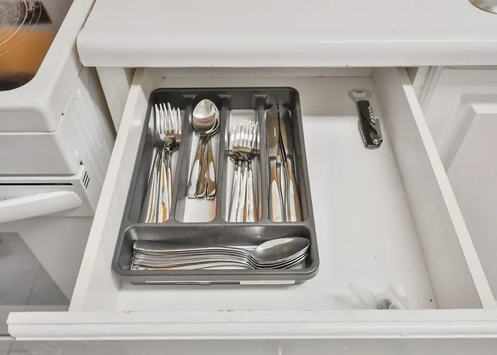 Chic And Bright 1Br Apt With Free Wifi And Parking