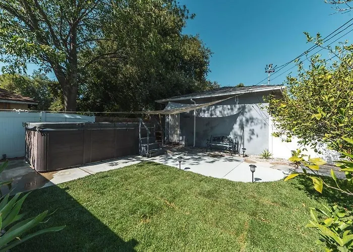 Welcoming Claremont Studio With Private Yard And Pool Spa