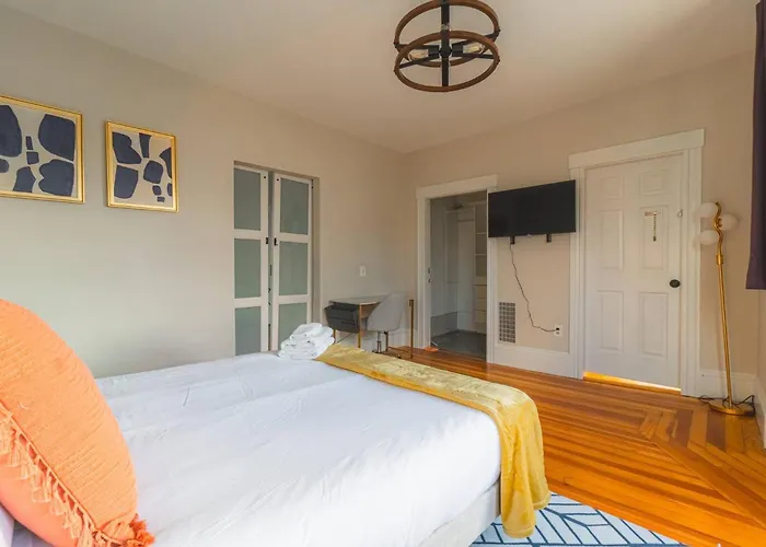 Charming 4-Bdr - Walk To Downtown & Free Parking!