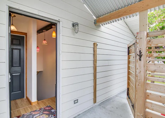 Sauna, Gas Grill & More! Belgrade Duplex
