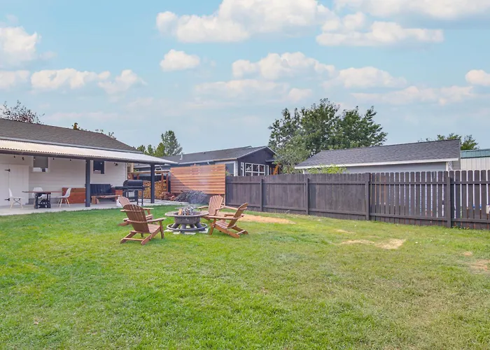 Sauna, Gas Grill & More! Belgrade Duplex