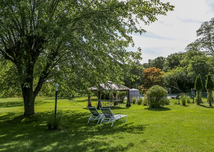 Hamlet Inn - Passes To Coopers Beach