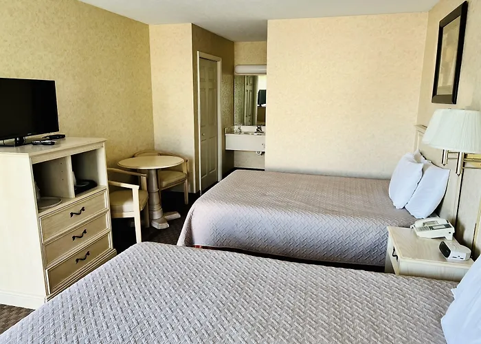 Court Plaza Inn & Suites Of Mackinaw