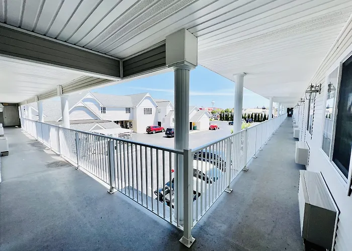 Court Plaza Inn & Suites Of Mackinaw