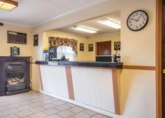 Econo Lodge Inn & Suites Windsor Locks Bradley Airport