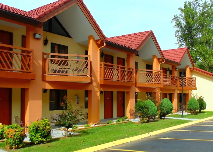 Super 8 By Wyndham Downtown Gatlinburg At Convention Center