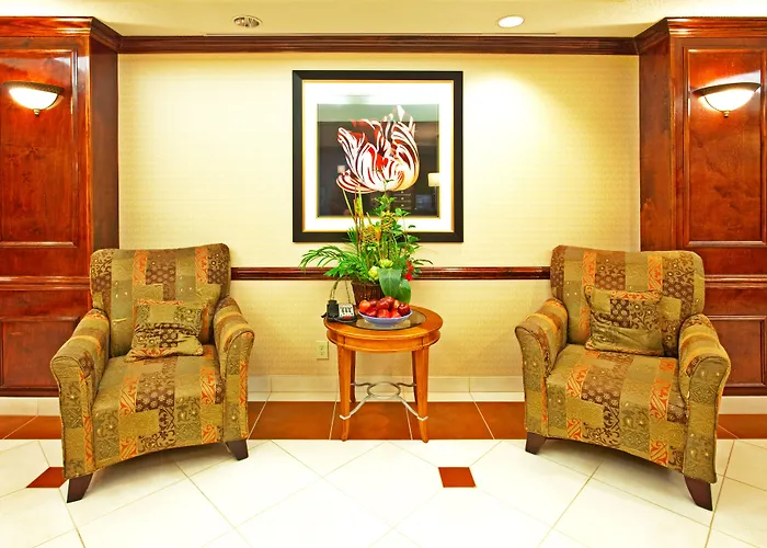 Holiday Inn Express & Suites Dickson By Ihg