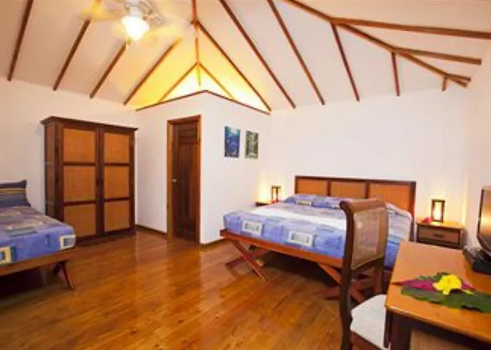 Las Rocas Resort&Dive Center