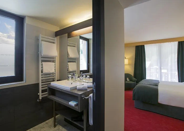 Lizzie Hotel