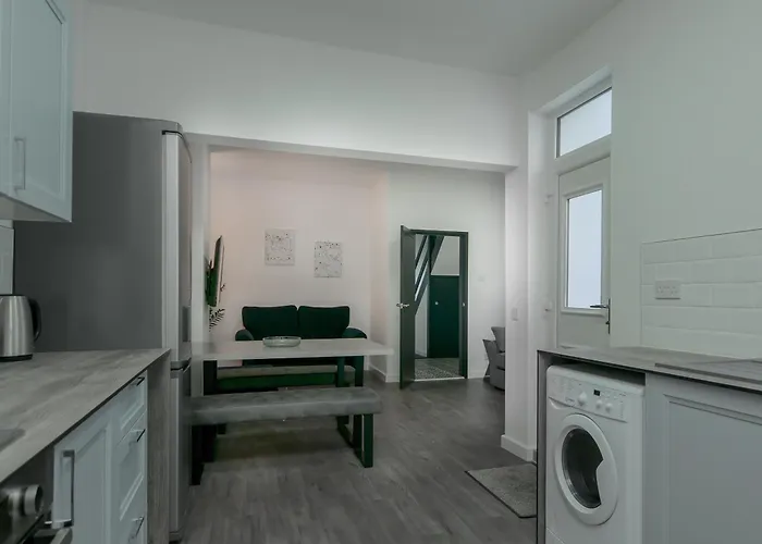 Apex Living Ne - Carnegie House 4 Bed House, Free Parking Free Wifi