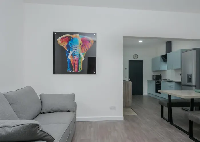 Apex Living Ne - Carnegie House 4 Bed House, Free Parking Free Wifi
