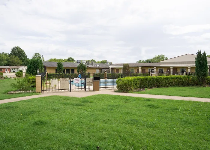 Woodridge Inn And Suites