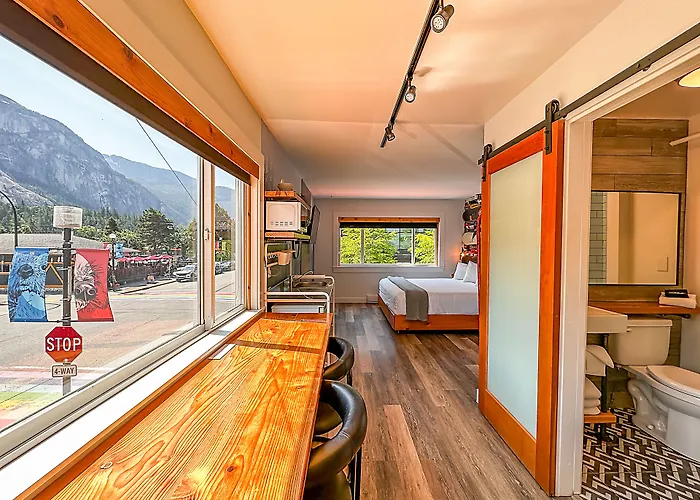 Crash Hotel Squamish